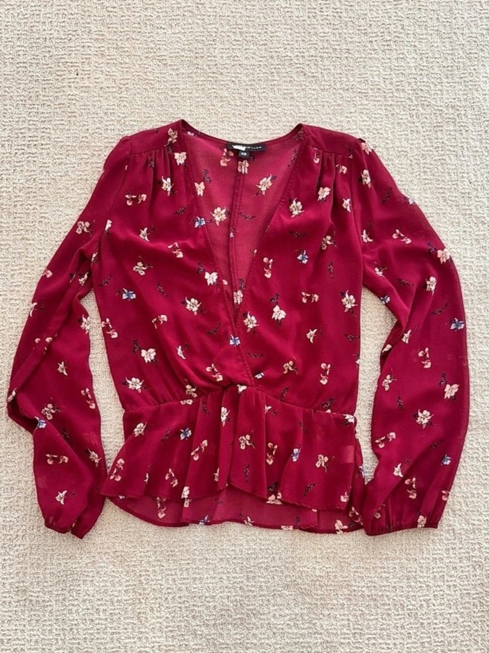 Slate & Willow plunge neck Floral Peplum Blouse in Burgundy Size XS